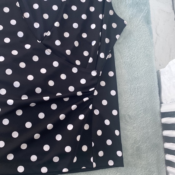 Jones New York black white polka dot V Neck, side gather, sleeveless top - Picture 6 of 13